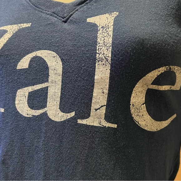 YALE Women’s V-Neck Blue and White Tee Shirt Distressed Lettering Size Small - Picture 6 of 11